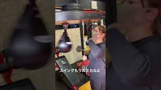 手をフットワークでリズミカルに使う練習