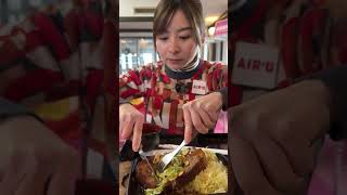 【ゴルフ飯】地元産のトンテキを一口で頬張る！？