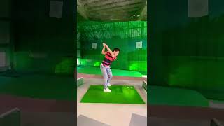 このように前傾キープして打てれば曲がらない