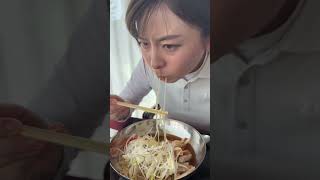 【ゴルフ飯】冷麺！ねぎとチャーシューたっぷり！【鳩山カントリークラブ】#shorts #ゴルフ飯